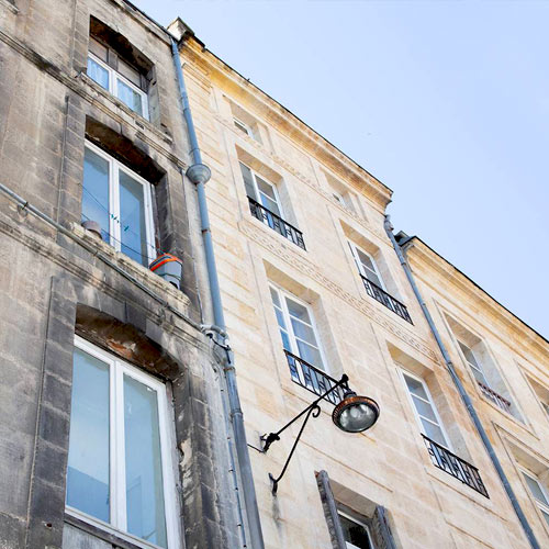 AUGUSTE SOLUTION COUVERTURE 91 : Artisan couvreur. Entreprise de couverture sur Paris et l’Île-de-France : Travaux de charpente, traitement des bois menuiserie, couverture, zinguerie, entretien toiture : nettoyage, démoussage et peinture hydrofuge toiture. Etanchéité toit plat terrasse et isolation toiture et combles. Nettoyage, démoussage, ravalement peinture façade, imperméabilisation façade. Afin de vous garantir un service de proximité, l’entreprise Auguste Solution Couverture 91 intervient dans les meilleurs délais sur Paris (75) et en Île-de-France : L’Essonne (91), les Yvelines (78), la Seine-et-Marne 77), les Hauts-de-Seine (92) et le Val-de-Marne (94).